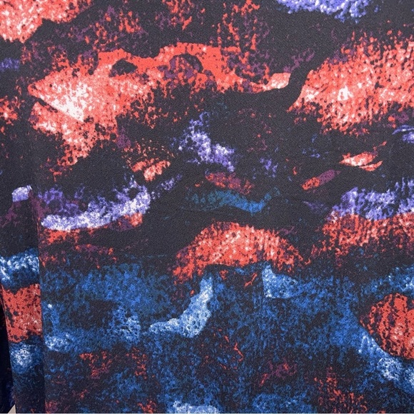 New Medium LuLaRoe Blue Purple Red Black Abstract Print Top Vneck 3/4 Sleeve - Picture 9 of 13